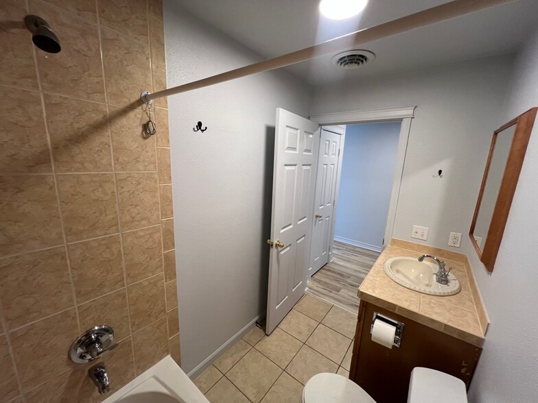 Full bathroom serves 2nd & 3rd bedrooms - 224 W Loucks St