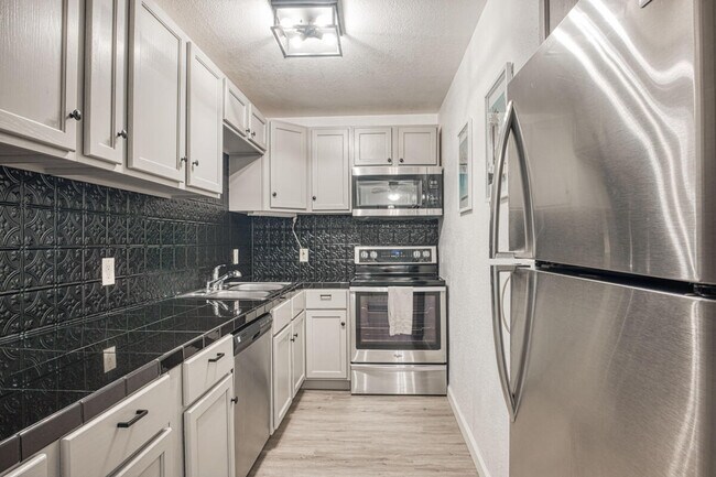 Kitchen Fron View - 420 N Villa Ct