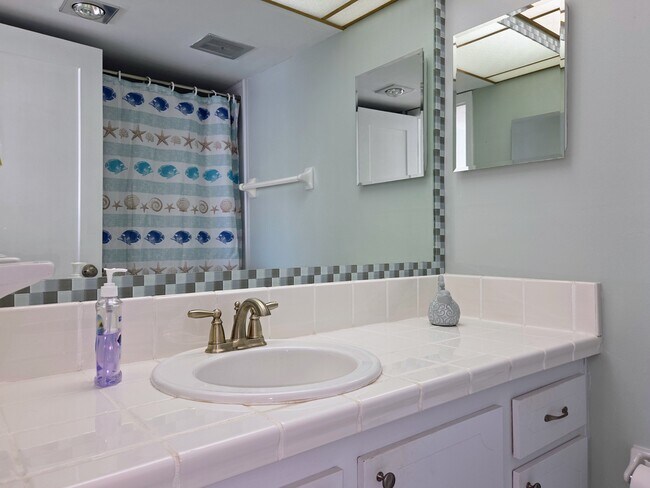 Building Photo - 4650 Cove Cir