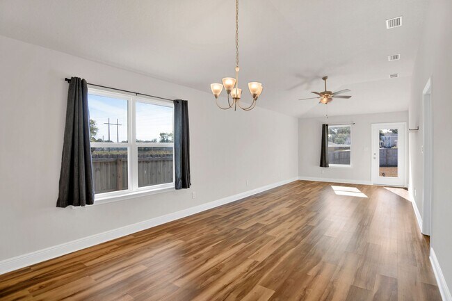 Building Photo - Beautiful 3 Bed 2 Bath Home Centrally Located in Pensacola