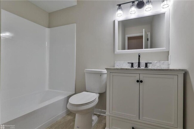 Building Photo - Newly Updated 4Br 2 1/2 Bath Home Availabl...