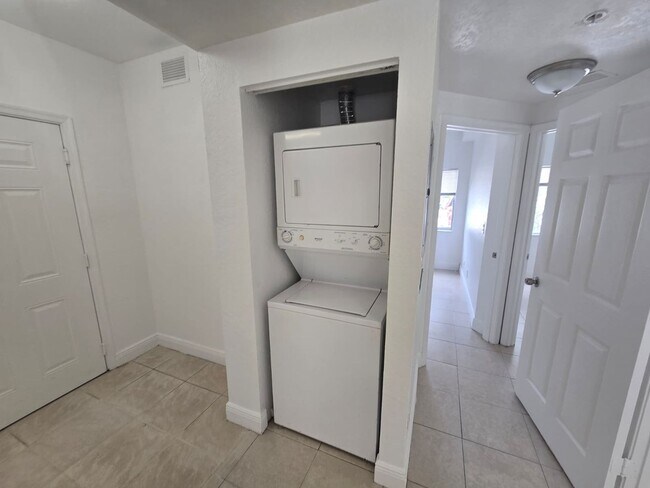 Building Photo - 3 Bedroom Townhome in West Palm Beach