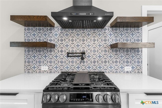 Building Photo - 2204 Magnolia Dr