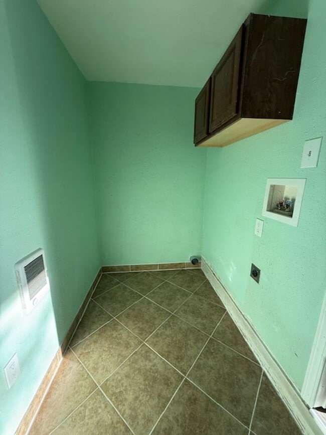 Building Photo - 3 Bedroom home in Moses Lake