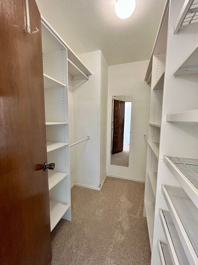 Building Photo - Beautiful & Bright Corner Condo in North Boulder