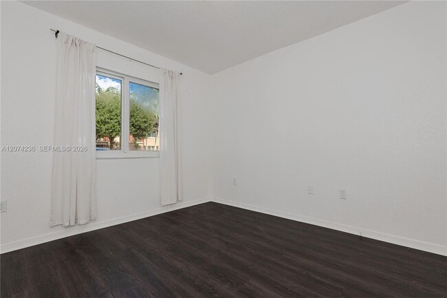 Building Photo - 975 NE 34th Ave
