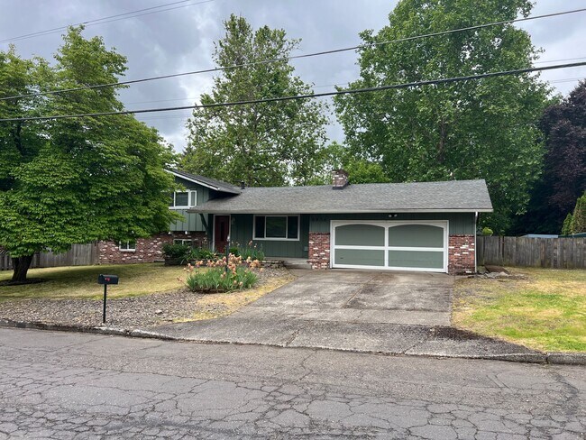 Primary Photo - 4 Bedroom Milwaukie Home