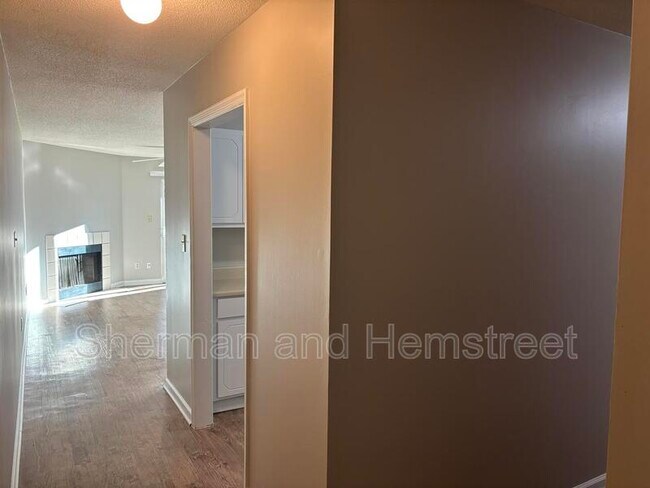 Building Photo - 402 Commons Dr