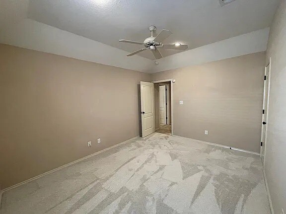 Building Photo - Comfy 3 bd/2 bth home in quiet neighborhood. Walk to the grocery store. 10 minutes to downtown. A...