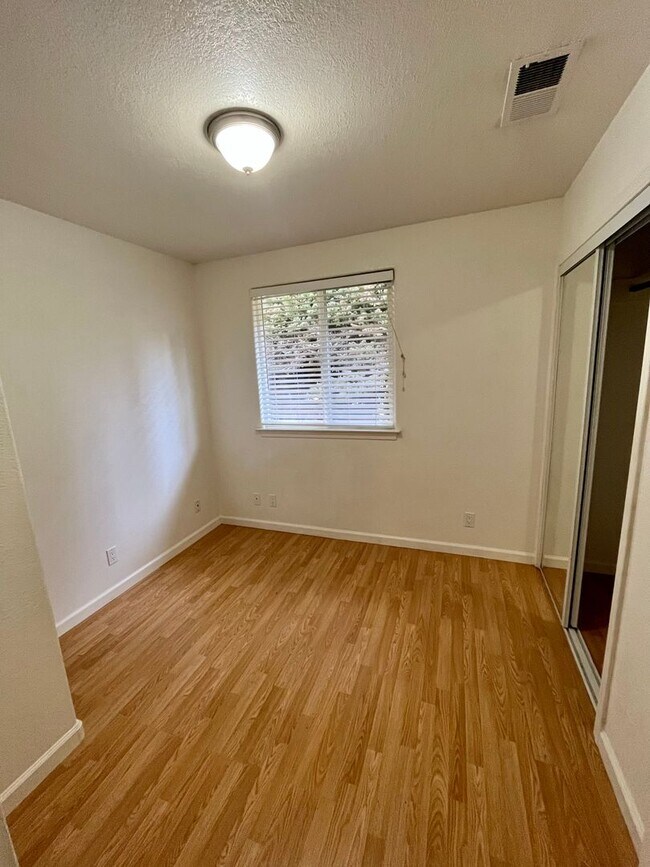 Building Photo - 3062 Girard Ct