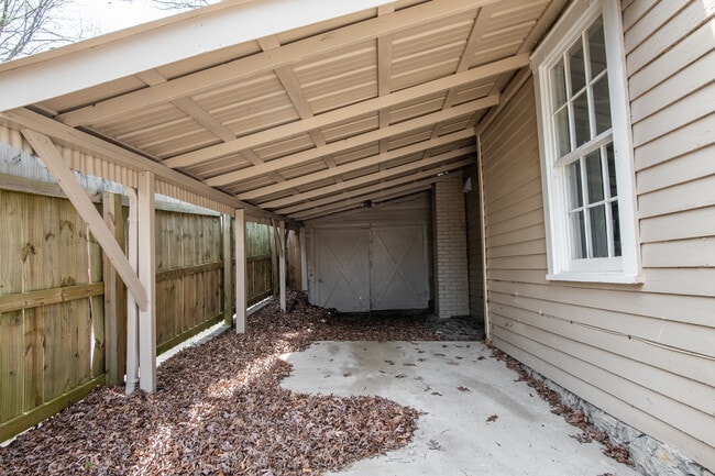 Building Photo - 1005 Greens Lake Rd