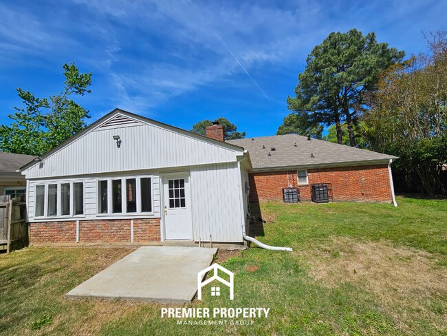 Building Photo - Massive 5BR/3BA Executive Home in East Memphis | Screened Porch & 2,200+ Sq Ft