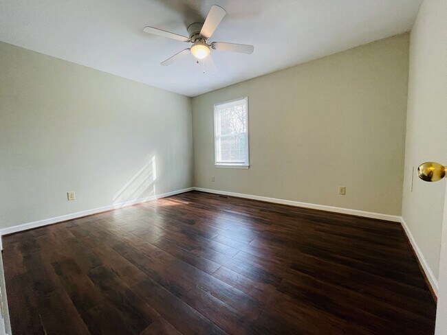 Building Photo - Available Now! North Lincoln Schools - 3 Bedrooms 2 Bath home on quiet street