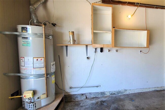 Building Photo - Single Family Home - 4 Bedrooms + 2 Baths....