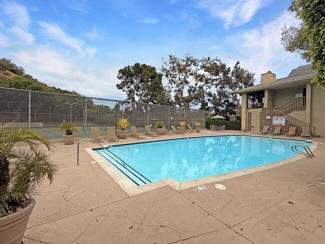 Building Photo - Spacious 1B/1BA Condo w/ Gated Parking & C...
