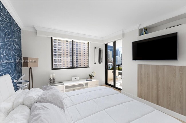 Building Photo - 520 Brickell Key Dr
