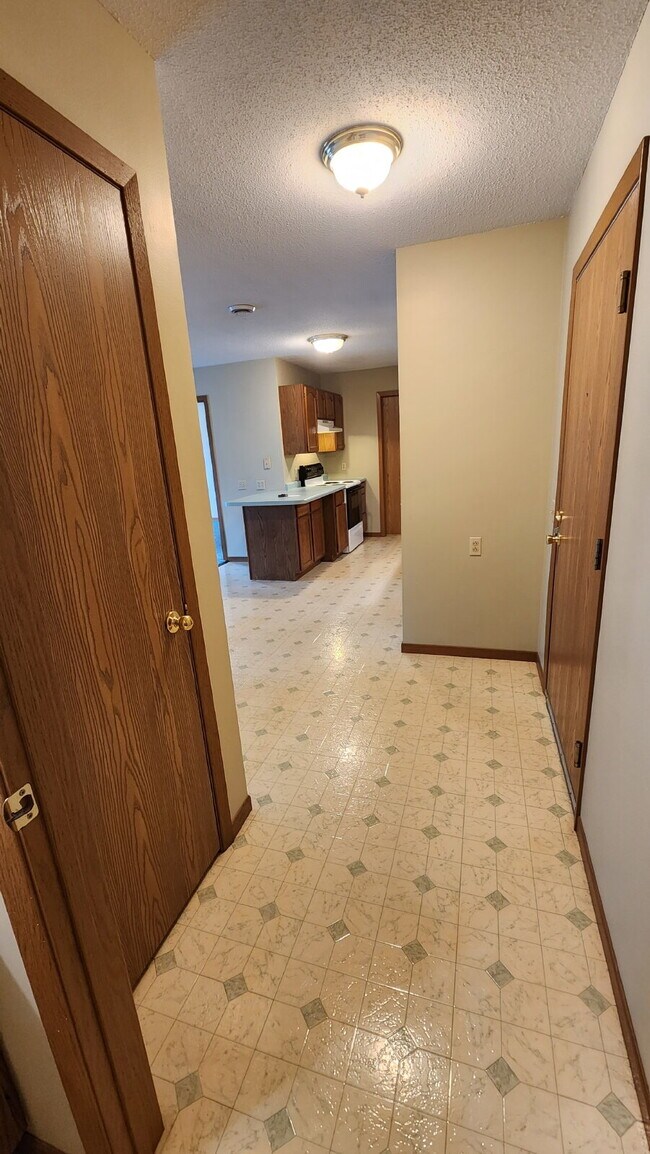 Building Photo - 2 Bedroom, 1 1/2 Bathroom Apartment With A/C & Garage - Available Now!