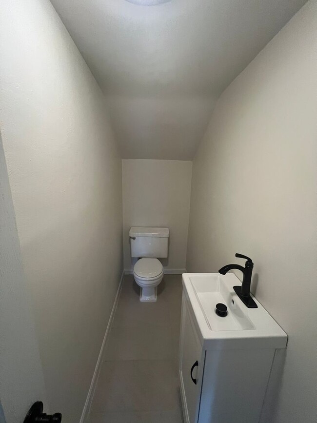 Building Photo - Beautifully Renovated 4-Bedroom Home - Ava...