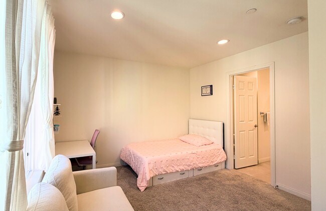 Building Photo - 251 Mission Villas Rd