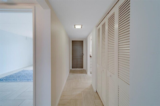 Building Photo - 2944 W Bay Dr