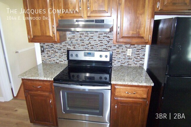 Building Photo - 1044 E Linwood Dr