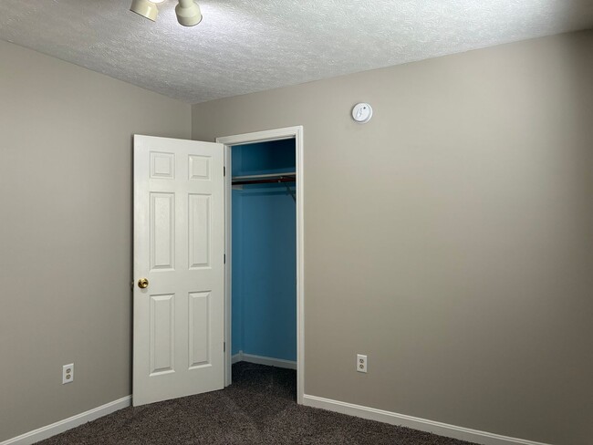 Building Photo - **NEW PRICE**   **New Paint**   **New Carpet**  Ready for YOU!!
