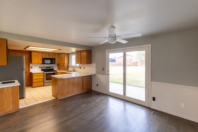 Building Photo - 1132 S Amaya Ave