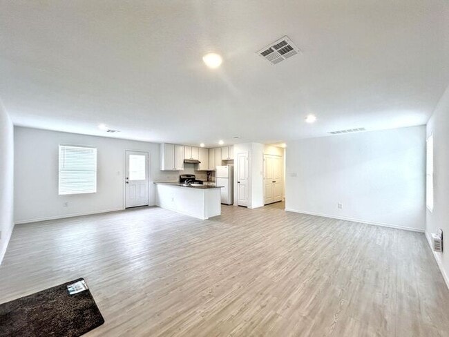 Building Photo - 3-Bedroom Home in a Quiet Neighborhood / P...