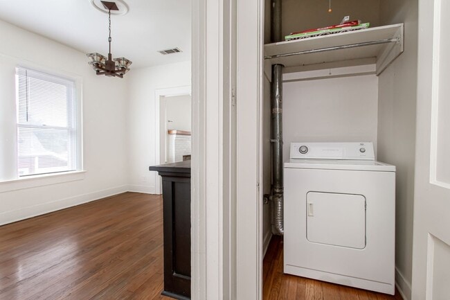 Building Photo - 1 Bedroom, 1 Bath Apartment - East Dallas