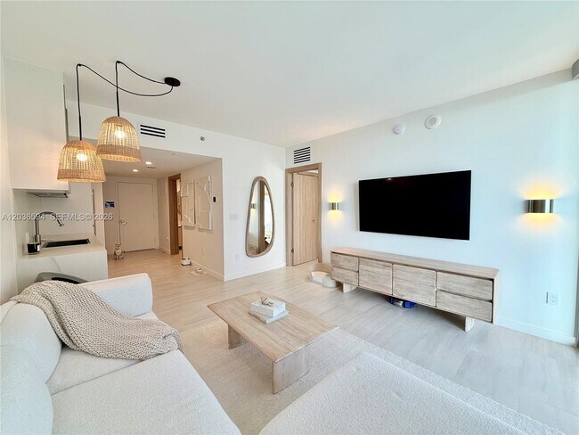 Building Photo - 495 Brickell Ave