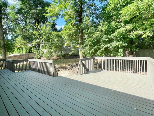 Building Photo - SPACIOUS 4 Bed/3 Full Bath Home in West Linn