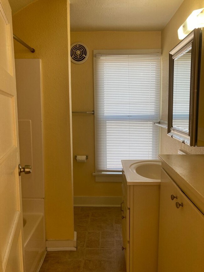 Building Photo - Charming 2nd Level Apartment