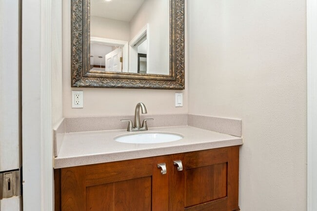 Building Photo - Gorgeous Water Views!