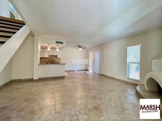 Building Photo - Gorgeous 2 bedroom townhome with lots of u...