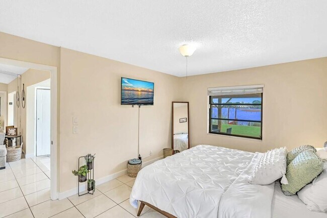 Building Photo - Beautiful 3-Bedroom, 2-Bath Villa with Lak...