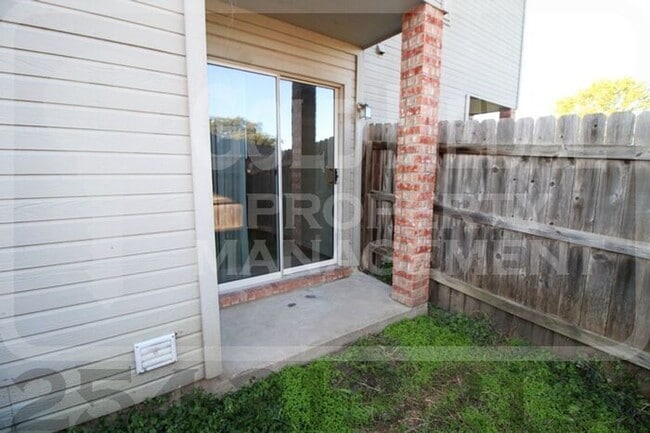 Building Photo - 306 Creek St