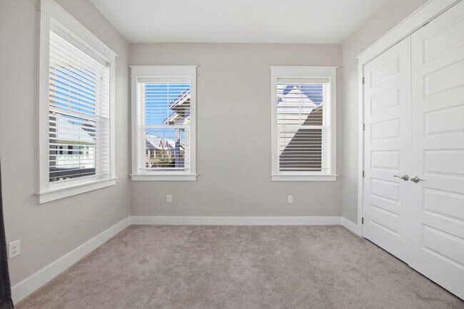Building Photo - 26 E Pine Lands Lp