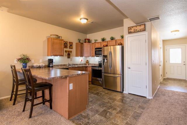 Building Photo - Excellent Town Home 3 Bedroom 2.5 Bath hom...