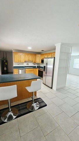 Building Photo - 911 Burch Dr