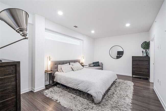 Building Photo - 4361 S Congress Ave