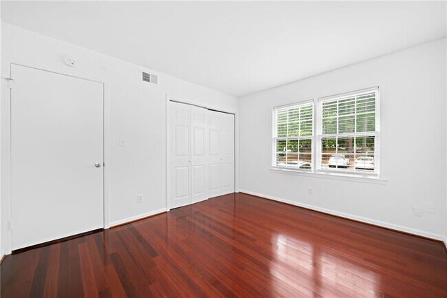 Building Photo - 52 Chaumont Square NW