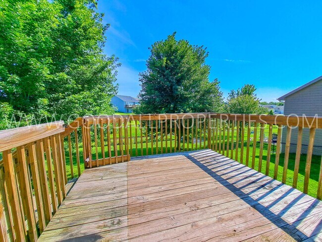 Building Photo - 3 Bedroom 3.5 Bath Urbandale Home Waukee S...