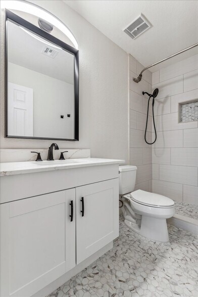 Primary bath - 101 N 7th St