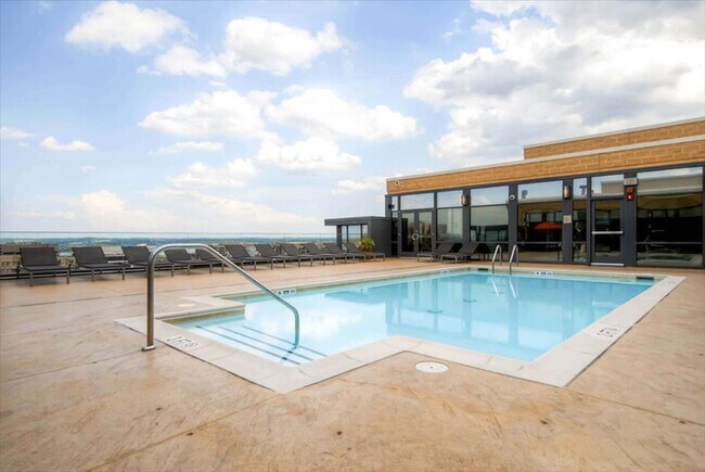 Building Photo - 1405 S Fern St