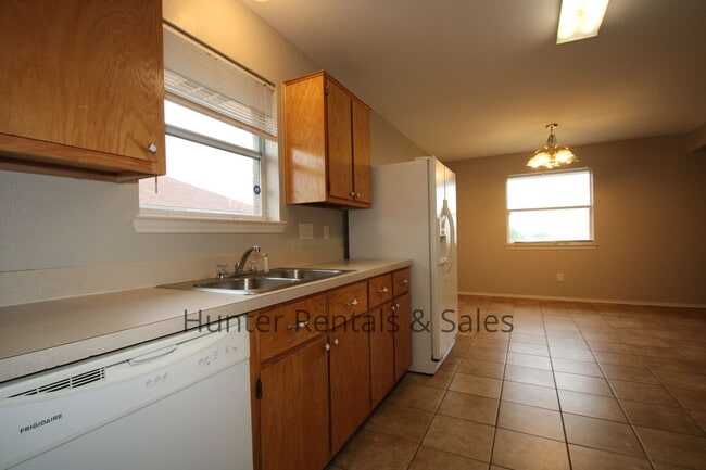 Building Photo - Hymesa Estates!