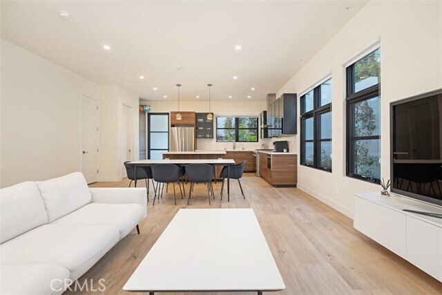 Building Photo - 822 S Plymouth Blvd