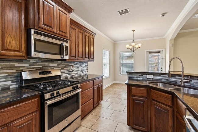 Building Photo - 6901 Anastasia Dr