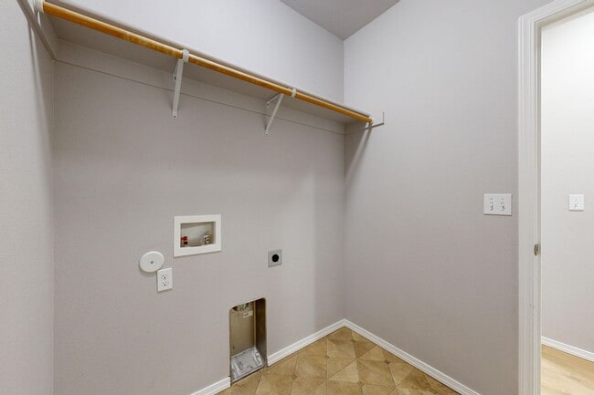 Building Photo - Beautifully maintained 3 bedroom 2.5 bath home