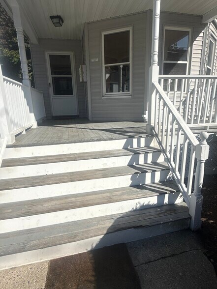 Building Photo - 144 Brooks St