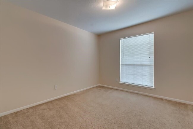 Building Photo - 19726 Cozy Cabbin Dr